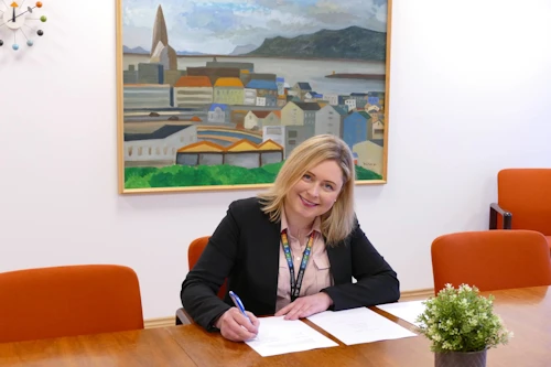 Ásthildur Knútsdóttir staðgengill ráðuneytisstjóra undirritar samningana við Moderna og Pfizer