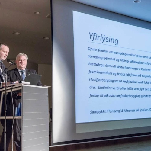 Sævar Freyr Þráinsson, bæjarstjóri Akraness, afhenti Sigurði Inga Jóhannssyni, samgöngu- og sveitarstjórnarráðherra, áskorun fundarins.