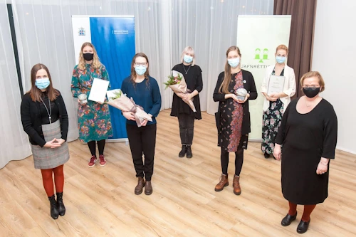 Frá vinstri: Katrín Jakobsdóttir, forsætisráðherra, Aðalbjörg Egilsdóttir (Loftslagsverkfall), Sigrún Jónsdóttir (Loftslagsverkfall), Halla Björg Randversdóttir (Stelpur rokka!), Áslaug Einarsdóttir (Stelpur rokka!), Anna Sæunn Ólafsdóttir (Stelpur rokka!) og Silja Bára Ómarsdóttir, formaður Jafnréttisráðs.