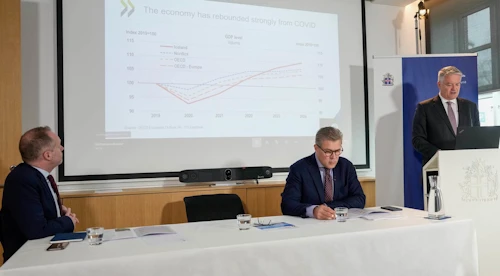Mathias Cormann kynnti niðurstöður skýrslu OECD um Ísland á blaðamannafundi.
