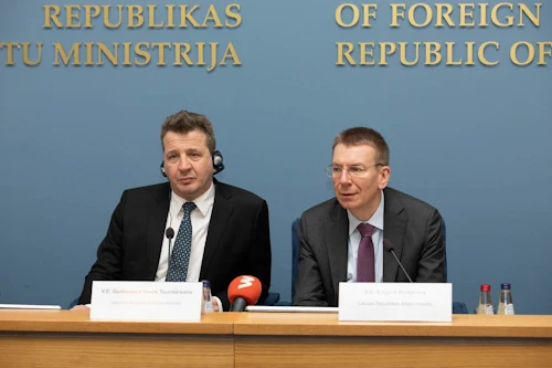 Guðlaugur Þór Þórðarson utanríkis- og þróunarsamvinnuráðherra og Edgars Rinkēvičs, utanríkisráðherra Lettlands á blaðamannafundi í dag.