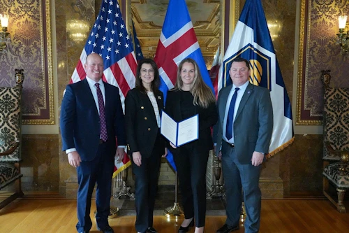 Sendiherra Íslands í Bandaríkjunum, Svanhildur Hólm Valsdóttir, undirritaði yfirlýsinguna fyrir hönd utanríkisráðuneytisins og Joel Ferry, yfirmaður náttúruauðlindamála hjá Utah, og Ryan Starks, yfirmaður skrifstofu ríkisstjóra fyrir efnahagsleg tækifæri, skrifuðu undir fyrir hönd Utah. Deidre M. Henderson vararíkisstjóri var viðstödd og vottaði yfirlýsinguna. 