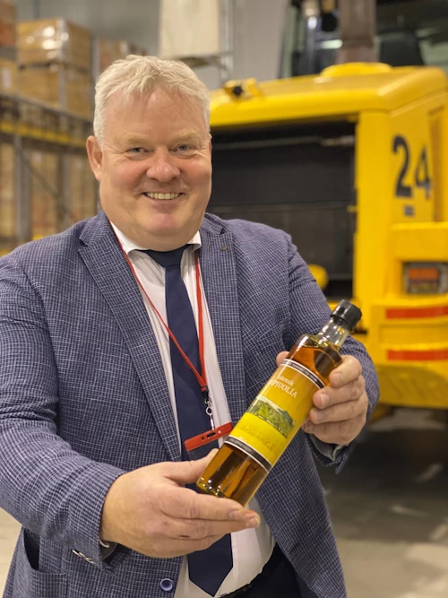 Sigurður Ingi Jóhannsson, samgöngu- og sveitarstjórnarráðherra, með repjuolíu frá Þóroddsstöðum.