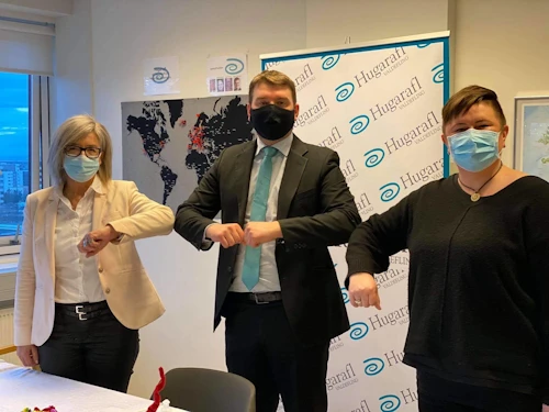 Hrafnhildur Tómasdóttir, sviðsstjóri hjá Vinnumálastofnun, Ásmundur Einar Daðason, félags-og barnamálaráðherra og Málfríður Hrund Einarsdóttir, formaður Hugarafls við undirritunina í dag. 