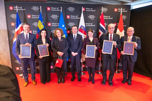 Eftir undirritun fríverslunarsamnings EFTA ríkjanna og Kósovó.