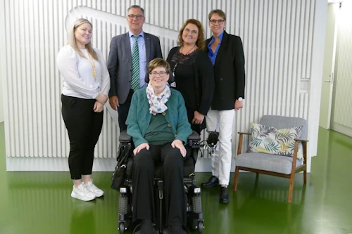 Heilbrigðisráðherra ásamt fulltrúum úr starfshópnum