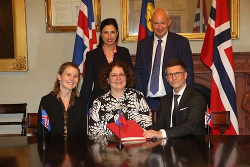 Frá undirritun samningsins. Jóhanna Jónsdóttir, staðgengill sendiherra Íslands í London, undirritaði samninginn fyrir Íslands hönd.