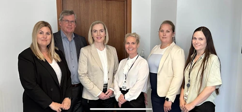 Íris Kristinsdóttir sviðsstjóri verndarsviðs, Hreinn Loftsson aðstoðarmaður ráðherra,  Guðrún Hafsteinsdóttir dómsmálaráðherra, Kristín Völundardóttir forstjóri, Vera Dögg Guðmundsdóttir sviðsstjóri skrifstofu forstjóra og Alda Karen Svavarsdóttir sviðsstjóri leyfasviðs