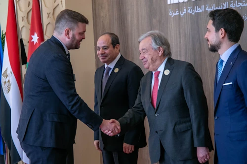 Ásmundur Einar Daðason, mennta- og barnamálaráðherra, heilsar Antonio Guterres, aðalframkvæmdastjóra Sameinuðu þjóðanna, við upphaf ráðstefnunnar í dag. 