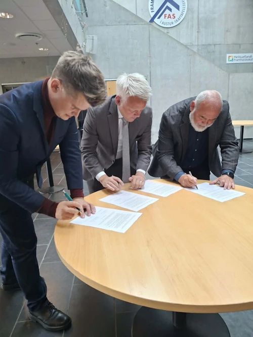 Jóhann Páll Jóhannsson, umhverfis-, orku- og loftslagsráðherra, Hjalti Þór Vignisson, sveitarstjóri Sveitarfélagsins Hornafjarðar, og Logi Einarsson, menningar, nýsköpunar- og háskólaráðherra, undirrita viljayfirlýsingu sem kveður á um að Menningarmiðstöð Hornafjarðar taki við hlutverki Kvískerjasjóðs.