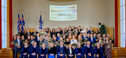 Doktorarnir sem viðstaddir voru athöfnina ásamt háskóla-, iðnaðar- og nýsköpunarráðherra, Vigdísi Finnbogadóttur, rektor, aðstoðarrektor vísinda og forsetum fræðasviða skólans.