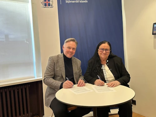 Inga Sæland, félags- og húsnæðismálaráðherra, og Jón Björn Hákonarson, formaður Sambands íslenskra sveitarfélaga.