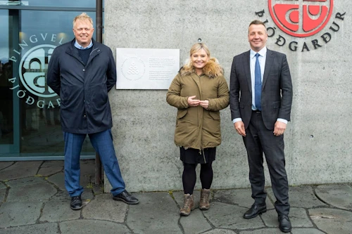 Lilja Alfreðsdóttir, ráðherra ferðamála, Guðlaugur Þór Þórðarson, umhverfisráðherra og Einar Á. E. Sæmundssen, þjóðgarðsvörður á Þingvöllum afhjúpa fyrstu vörðuna.