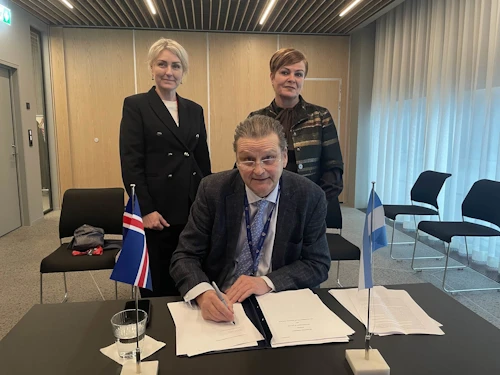 Samningateymi Íslands við undirritunina. Pétur Thorsteinsson, aðalsamningamaður utanríkisráðuneytisins, ásamt Völu Hrönn Viggósdóttur, löfgræðingi í innviðaráðuneyti, og Kristínu Helgu Markúsdóttur, framkvæmdastjóra stjórnsýslusviðs hjá Samgöngustofu.