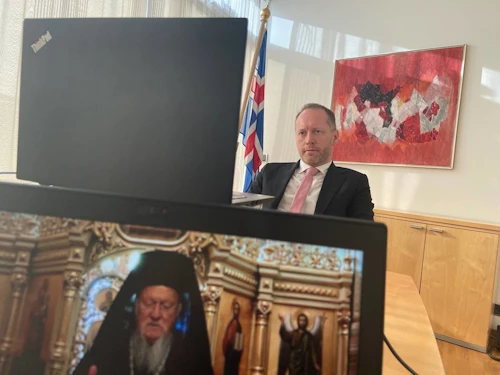 Guðmundur Ingi Guðbrandsson, umhverfis- og auðlindaráðherra, hlýðir á patríarkann af Konstantínópel, Bartholomew I.