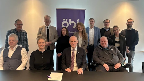Fulltrúar ÖBÍ og innviðaráðuneytisins við undirritun samkomulags um fjárstuðning við úrbætur í aðgengismálum fyrir fatlað fólk.