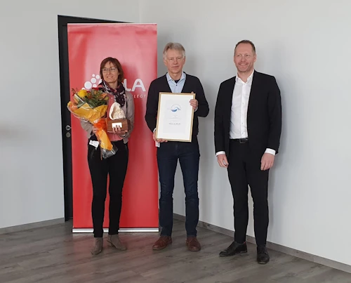 Helga J. Bjarnadóttir, sviðsstjóri samfélagssviðs og Guðmundur Þorbjörnsson framkvæmdastjóri Eflu tóku við Kuðungnum úr hendi Guðmundar Inga Guðbrandssonar, umhverfis- og auðlindaráðherra í dag. 