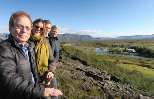 Ráðherra heimsótti Þingvelli í blíðskaparveðri. F.v. Ólafur Örn Haraldsson þjóðgarðsvörður, Björt Ólafsdóttir umhverfis- og auðlindaráðherra, Vilhjálmur Árnason formaður Þingvallanefndar og Einar Á. E. Sæmundssen fræðslufulltrúi Þjóðgarðsins á Þingvöllum. 