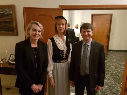 Frá móttöku hjá fastanefnd Íslands hjá NATO. Anna Jóhannsdóttir fastafulltrúi á upphlut.