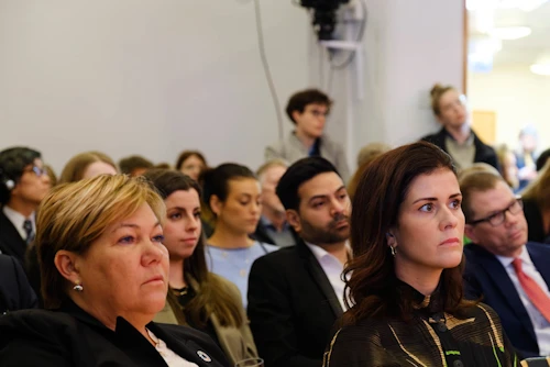 Þórdís Kolbrún Reykfjörð Gylfadóttir utanríkisráðherra ásamt Piu Hansson forstöðumanni Alþjóðamálastofnunar
