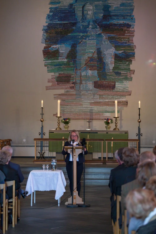 Dómsmálaráðherra flytur ávarp sitt í Skálholtskirkju.