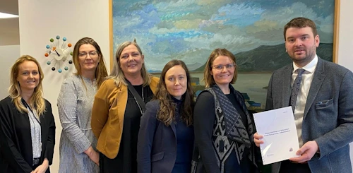 Á myndinni eru Ásmundur Einar Daðason, félags- og barnamálaráðherra, og fulltrúar starfshópsins við afhendingu skýrslunnar