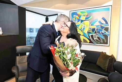 Inga Sæland tekur við blómum frá Bjarna Benediktssyni.