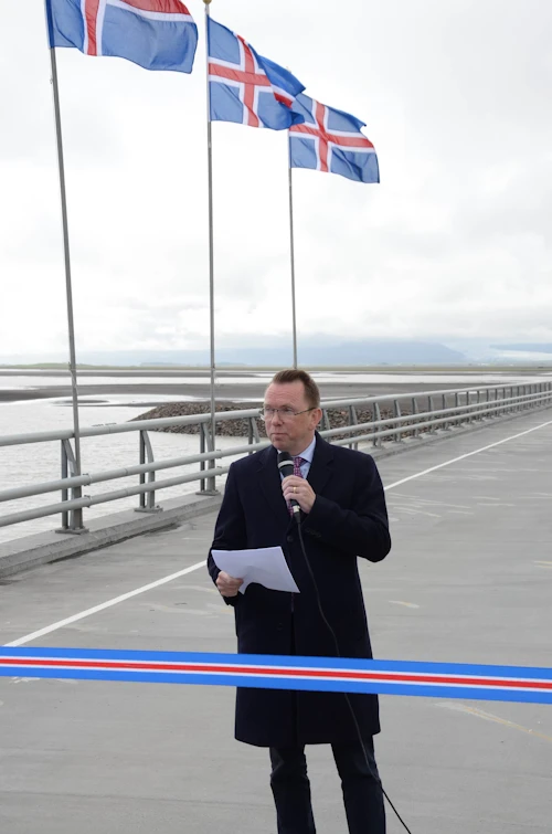 Ragnar Þór Ingólfsson starfandi innviðaráðherra flytur ávarp við opnun mannvirkja á nýjum vegarkafla á Hringveginum við Hornafjörð.