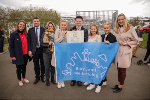 Frá vinstri: Birna Þórarinsdóttir, framkvæmdastjóri UNICEF á Íslandi, Ásmundur Einar Daðason, félags-og barnamálaráðherra, Alfa Dröfn Jóannsdóttir, verkefnastýra barnvæns sveitarfélags hjá Akureyrarbæ, Hildur Lilja Jónsdóttir, Ari Orrason, Rakel Alda Steinsdóttir og Embla Kristín Blöndal Jóhannsdóttir, fulltrúar ungmennaráðs Akureyrarbæjar og Ásthildur Sturludóttir, bæjarstjóri á Akureyri.