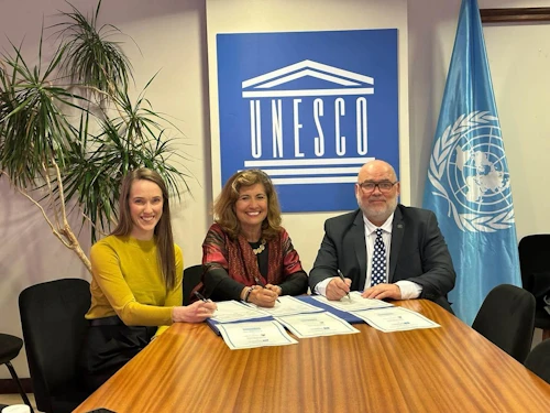 Lilja Dögg Jónsdóttir, framkvæmdastjóri Almannaróms, Gabriela Ramos, aðstoðarframkvæmdastjóri félags- og hugvísinda hjá UNESCO, og Logi Einarsson, menningar-, nýsköpunar- og háskólaráðherra við undirritun viljayfirlýsingar í París.