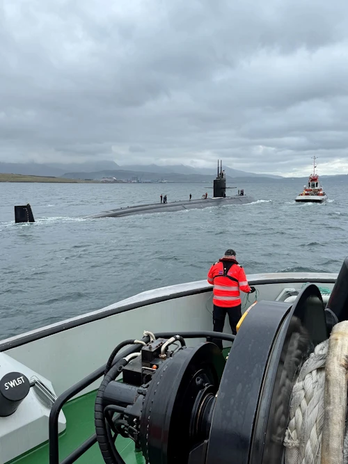 USS Newport News og dráttarbátar Faxaflóahafna, Magni og Haki.