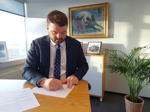 Ásmundur Einar Daðason, mennta- og barnamálaráðherra, undirritar reglugerð um afrekssjóð í skák