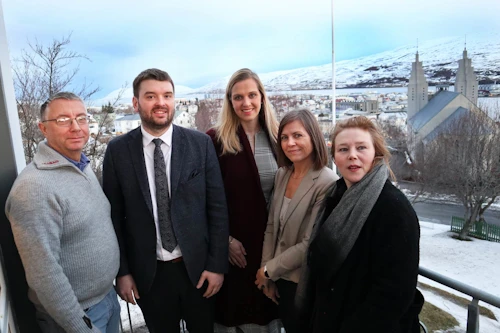 Á myndinni eru Kristinn J. Reimarsson sviðsstjóri samfélagssviðs Akureyrarbæjar, Ásmundur Einar Daðason félags- og barnamálaráðherra, Ásthildur Sturludóttir bæjarstjóri Akureyrarbæjar, Bryndís Elfa Valdemarsdóttir starfandi deildarstjóri forvarna- og frístundadeildar og Guðrún Þórsdóttir sérfræðingur í málefnum ungs fólks.