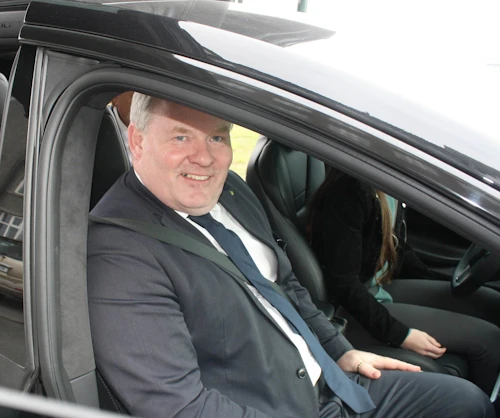 Sigurður Ingi Jóhannsson í sjálfkeyrandi bíl við athöfnina.