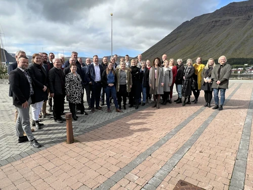 Ríkisstjórnin ásamt fulltrúum sveitarfélaga á Vestfjörðum.