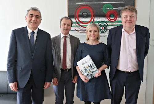Smbat Lputian, skólastjóri skákskóla Armeníu, Arkady Dvorkovich, forseti Alþjóðlega skáksambandsins, Lilja Alfreðsdóttir mennta- og menningarmálaráðherra og Gunnar Björnsson forseti Skáksambands Íslands.