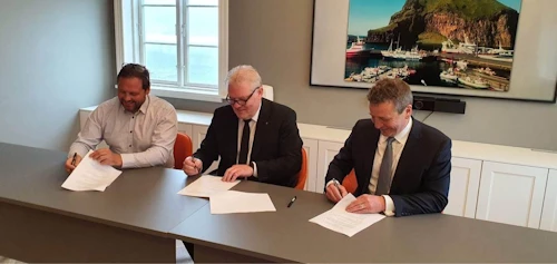 Frá undirritun viljayfirlýsingarinnar í Vestmannaeyjum. Frá vinstri: Björgmundur Örn Guðmundsson fulltrúi EarthGrid, Sigurður Ingi Jóhannsson, innviðaráðherra, og Guðlaugur Þór Þórðarson, umhverfis-, orku- og loftslagsráðherra.