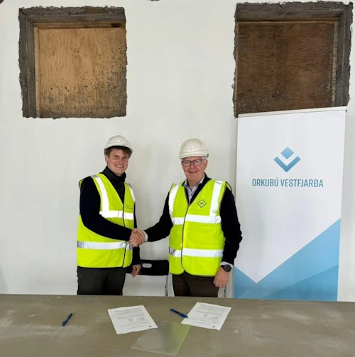 Jóhann Páll Jóhannsson, umhverfis-, orku- og loftslagsráðherra, og Elías Jónatansson, forstjóri Orkubús Vestfjarða, undirrita samning um orkuskipti í Flatey.