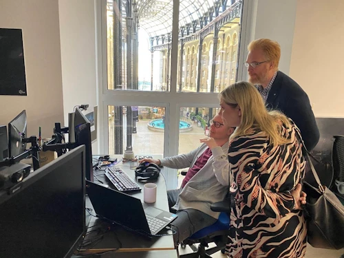 Lilja Alfreðsdóttir menningar- og viðskiptaráðherra kynnir sér starfsemi tölvuleikjafyrirtækisins CCP í London