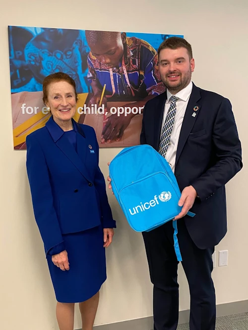 Henrietta Fore, framkvæmdastjóri UNICEF, færði Ásmundi Einari einn af þeim 3.758 bakpokum sem stillt var upp við höfuðstöðvar SÞ fyrr á þessu ári. Hver þeirra táknaði barn sem lést í stríðsátökum árið 2018.