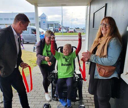 Ægir Þór Sævarsson klippti á borða við veitingastaðinn Úps á Hornafirði, að viðstöddum Sigurjóni Andréssyni bæjarstjóra, og vígði þar með áttugasta rampinn.