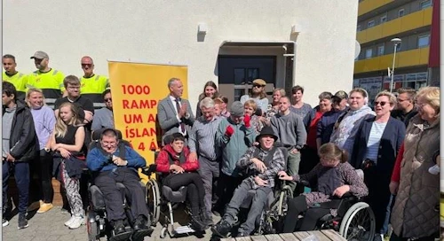 Hreggviður Steinn Hendriksson klippti á borða við Gamla kaupfélagið á Akranesi þegar sjötugasti rampurinn var vígður um miðjan júlí. Sævar Freyr Þráinsson, bæjarstjóri, flutti ávarp af þessu tilefni og stór hópur fólks kom saman til að fagna þessum áfanga.