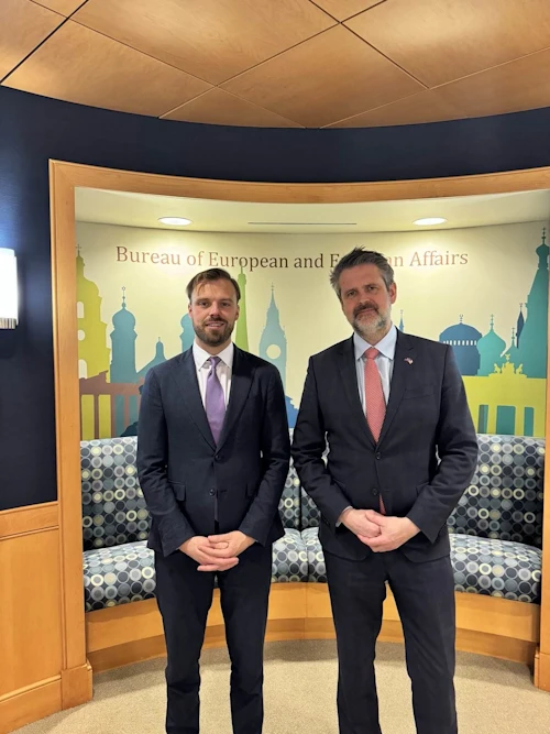 Martin Eyjólfsson (t.h.) með Brendan Hanrahan í bandaríska utanríkisráðuneytinu.