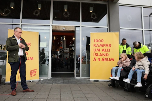 Arnar Jónsson, starfandi bæjarstjóri Mosfellsbæjar ávarpar gesti.