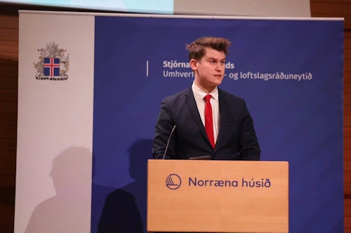 Jóhann Páll Jóhannsson, umhverfis-, orku- og loftslagsráðherra, ávarpar gesti á málþingi um aðlögun að loftslagsbreytingum.