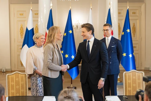 Þorgerður Katrín Gunnarsdóttir utanríkisráðherra og Antti Häkkänen, varnarmálaráðherra Finnlands, handsala viljayfirlýsinguna að lokinni undirskriftinni í dag.