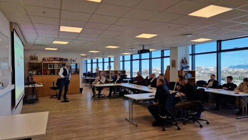 Þjálfunin fór að mestu fram í húsakynnum Jarðhitaskóla GRÓ í Urðarhvarfi. Bjarni Richter, forstöðumaður Jarðhitaskólans, heldur hér fyrirlestur fyrir hópinn.
