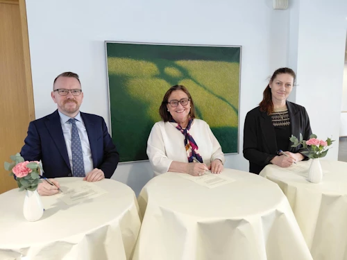 Inga Sæland, mennta- og barnamálaráðherra, Ragnar Þór Ingólfsson, félags- og húsnæðismálaráðherra, og Bergljót Borg framkvæmdastjóri Glóar undirrita styrktarsamning í mennta- og barnamálaráðuneytinu í dag