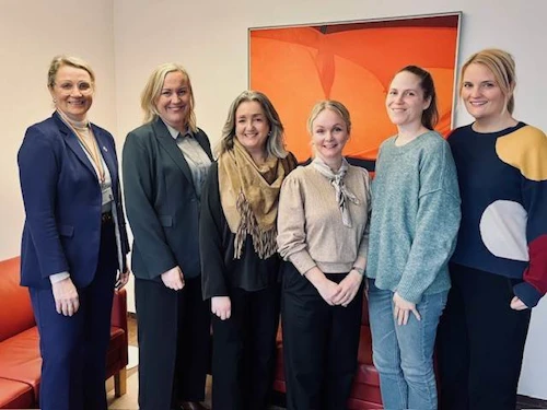 Starfsfólk skrifstofu jafnréttis- og mannréttindamála ásamt dómsmálaráðherra, frá vinstri:  Anna Gunnhildur Ólafsdóttir, Þorbjörg Sigríður Gunnlaugsdóttir, Steinunn Valdís Óskarsdóttir, Rán Ingvarsdóttir, Sunna Diðriksdóttir og Elísabet Gísladóttir.