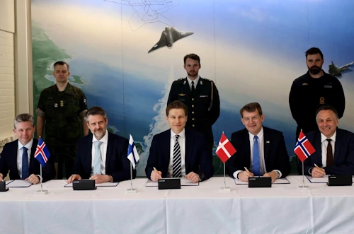 Pål Jonson, varnarmálaráðherra Svíþjóðar, Martin Eyjólfsson, ráðuneytisstjóri utanríkisráðuneytisins, Antti Häkkänen, varnarmálaráðherra Finnlands, Troels Lund Poulsen, varnarmálaráðherra Danmerkur, og Tore Onshuus Sandvik, varnarmálaráðherra Noregs, undirrita uppfært samkomulag um norrænt varnarsamstarf.